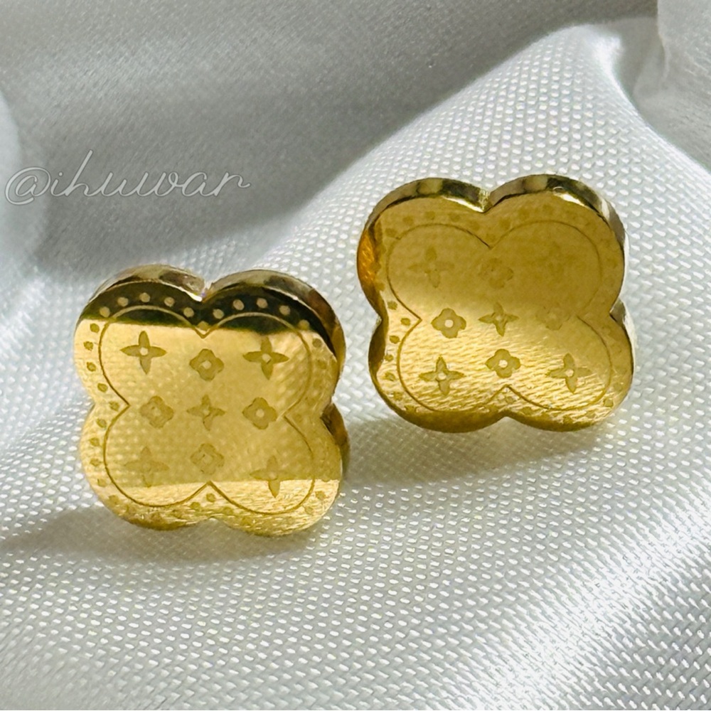 Four Leaf Clover 18K Gold Plated Stainless Steel Stud Earrings - Picture 2 of 6
